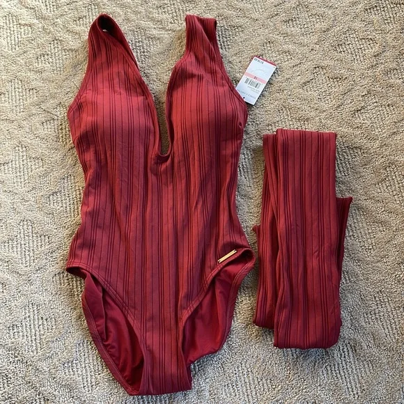 NWT VINCE CAMUTO V-NECK PLUNGE ONE PIECE SWIMSUIT W REMOVABLE BELT SZ 10 SANGRIA - Picture 6 of 8